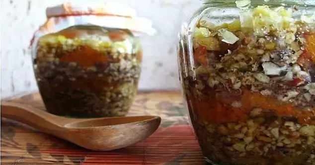 ընկույզի խառնուրդ մեղրով ուժի համար